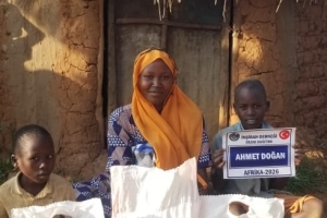 “Kim bir müminin dünya sıkıntılarından birini giderirse, Allah da onun ahiret sıkıntılarından birini giderir.”