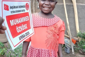 “Ben ve yetimi himaye eden kimse cennette şöyle yan yana olacağız.”