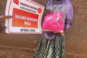 “Ben ve yetimi himaye eden kimse cennette şöyle yan yana olacağız.”