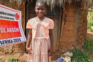 “Ben ve yetimi himaye eden kimse cennette şöyle yan yana olacağız.”