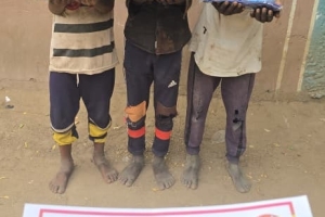 “Ben ve yetimi himaye eden kimse cennette şöyle yan yana olacağız.”