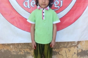 “Ben ve yetimi himaye eden kimse cennette şöyle yan yana olacağız.”