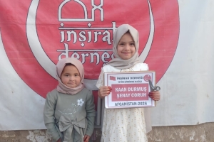 “Ben ve yetimi himaye eden kimse cennette şöyle yan yana olacağız.”