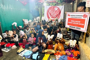 “Ben ve yetimi himaye eden kimse cennette şöyle yan yana olacağız.”