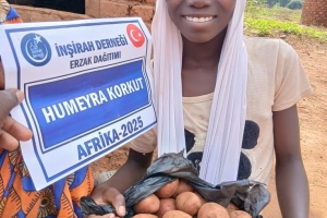 “Kim bir müminin dünya sıkıntılarından birini giderirse, Allah da onun ahiret sıkıntılarından birini giderir.”
