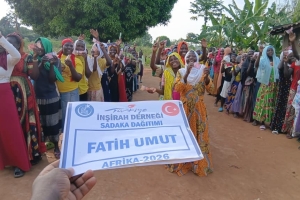 “Kim bir müminin dünya sıkıntılarından birini giderirse, Allah da onun ahiret sıkıntılarından birini giderir.”
