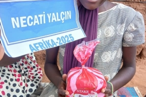 “Kim bir müminin dünya sıkıntılarından birini giderirse, Allah da onun ahiret sıkıntılarından birini giderir.”