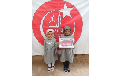 “Ben ve yetimi himaye eden kimse cennette şöyle yan yana olacağız.”