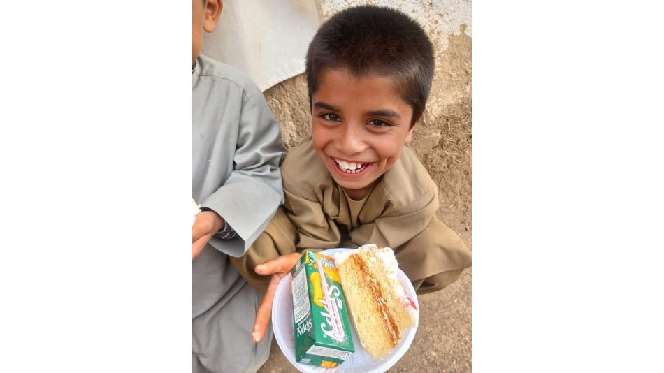 “Güler yüz sadakadır.”