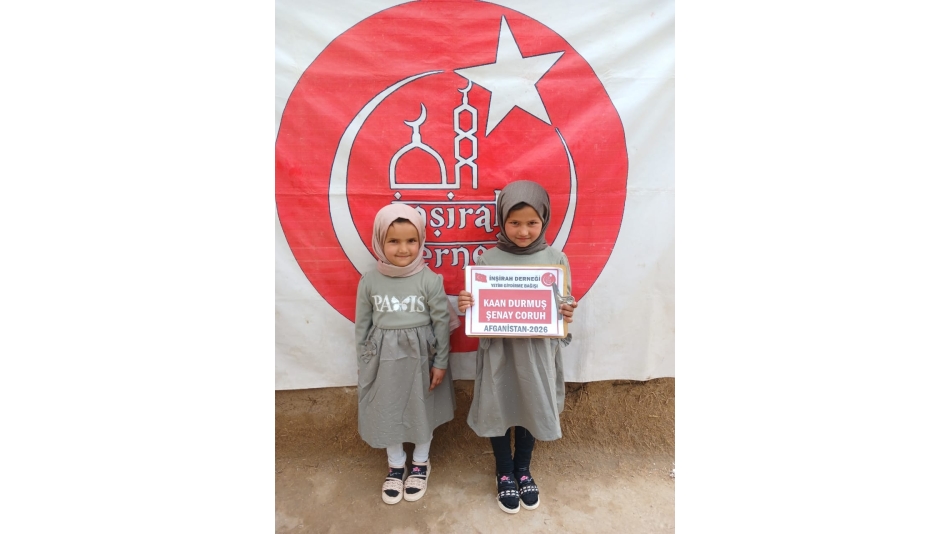 “Ben ve yetimi himaye eden kimse cennette şöyle yan yana olacağız.”