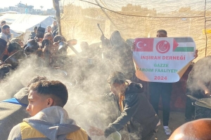 GAZZEDE YEMEK DAĞITIMI