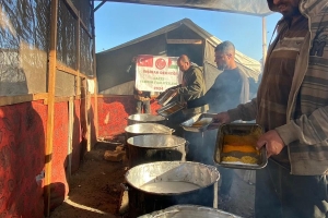 GAZZEDE YEMEK DAĞITIMI