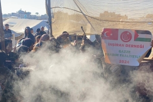 GAZZEDE YEMEK DAĞITIMI