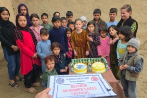 “Güler yüz sadakadır.”