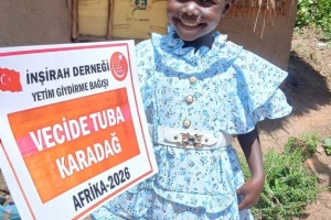 “Ben ve yetimi himaye eden kimse cennette şöyle yan yana olacağız.”