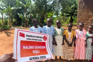 “Ben ve yetimi himaye eden kimse cennette şöyle yan yana olacağız.”