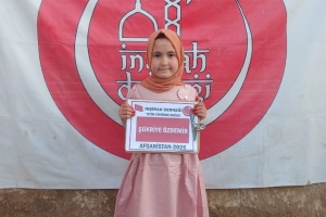 “Ben ve yetimi himaye eden kimse cennette şöyle yan yana olacağız.”