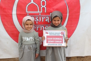 “Ben ve yetimi himaye eden kimse cennette şöyle yan yana olacağız.”