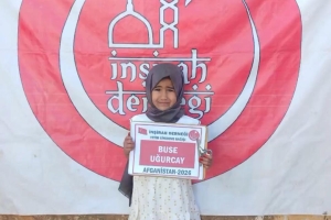 “Ben ve yetimi himaye eden kimse cennette şöyle yan yana olacağız.”