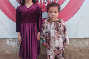 “Ben ve yetimi himaye eden kimse cennette şöyle yan yana olacağız.”