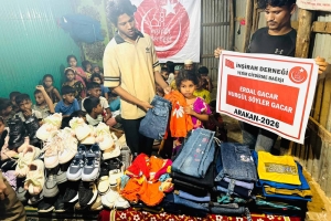 “Ben ve yetimi himaye eden kimse cennette şöyle yan yana olacağız.”