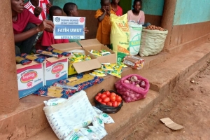 “Kim bir müminin dünya sıkıntılarından birini giderirse, Allah da onun ahiret sıkıntılarından birini giderir.”