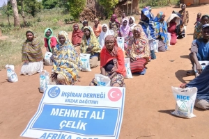 “Kim bir müminin dünya sıkıntılarından birini giderirse, Allah da onun ahiret sıkıntılarından birini giderir.”