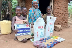 “Kim bir müminin dünya sıkıntılarından birini giderirse, Allah da onun ahiret sıkıntılarından birini giderir.”