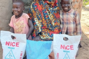 “Kim bir müminin dünya sıkıntılarından birini giderirse, Allah da onun ahiret sıkıntılarından birini giderir.”