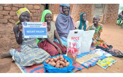 “Kim bir müminin dünya sıkıntılarından birini giderirse, Allah da onun ahiret sıkıntılarından birini giderir.”