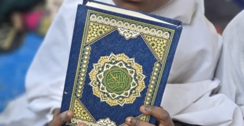 “Sizin en hayırlınız Kur’an’ı öğrenen ve öğretendir.”